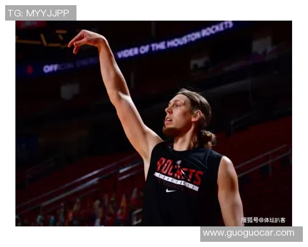 鹈鹕与对手爆发激烈争执，裁判出面调停处理